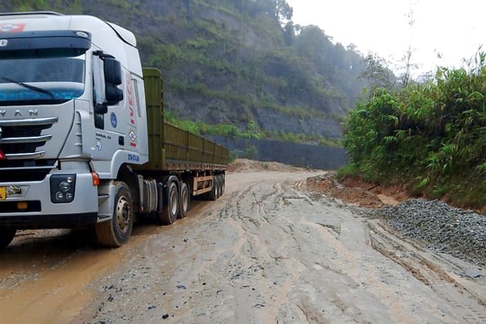 Ảnh hưởng mưa bão, một số tuyến đường gặp khó khăn khi lưu thông