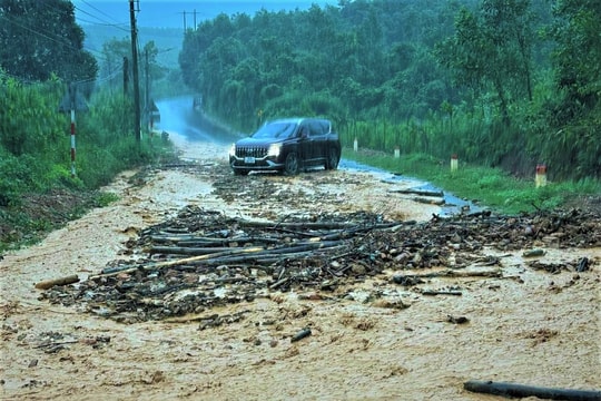 Miền núi xuất hiện sạt lở, chính quyền địa phương khẩn trương đến với dân