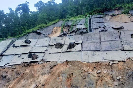 Mưa lớn, tuyến đường lên xã miền núi Phước Hiệp sạt lở nghiêm trọng