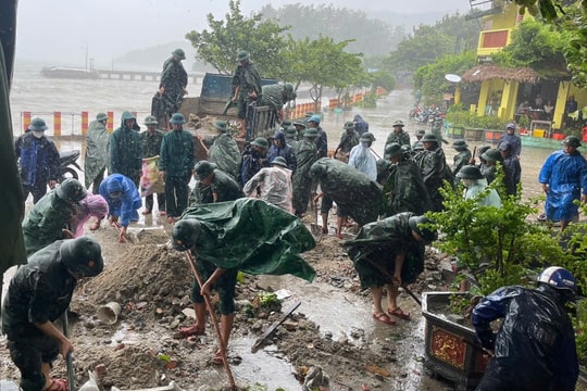 Bộ đội Biên phòng Đà Nẵng hỗ trợ người dân phòng chống bão số 10