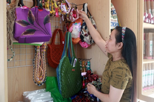 Sharing love through handicraft products of people with disabilities in Da Nang