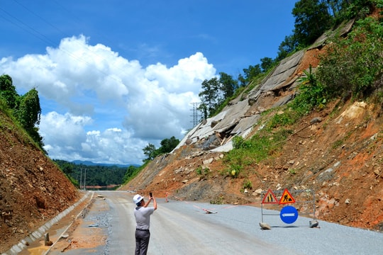 Lại sạt lở taluy trên quốc lộ 14E