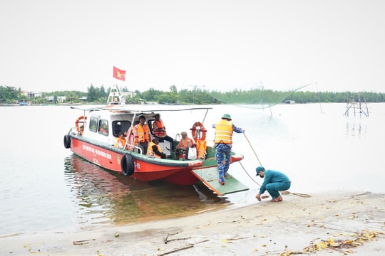 Cửa Lở, vui chuyến đò nghĩa tình...