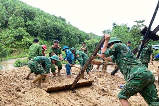 Hỗ trợ người dân xã Đắc Pring khắc phục hậu quả thiên tai