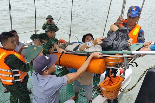 Lực lượng Biên phòng đưa 3 người dân Cù Lao Chàm bệnh nặng vào bờ cấp cứu