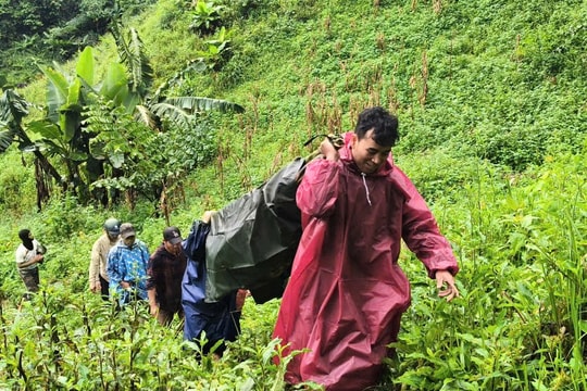 Công an, quân sự xã Hùng Sơn vượt đường núi hiểm trở giúp đưa một bệnh nhân Lào từ bệnh viện về nhà