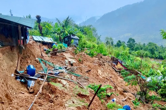 Sạt lở đất tại xã Hùng Sơn, ảnh hưởng 3 hộ dân Cơ Tu