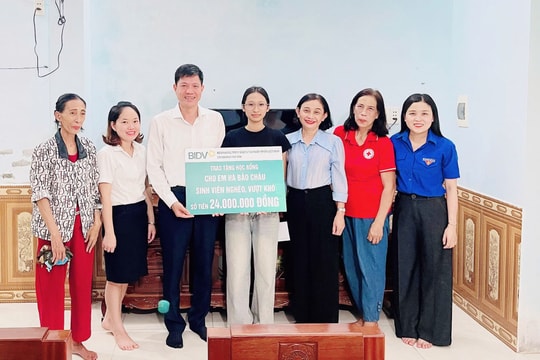 Trao học bổng cho nữ sinh mồ côi cha mẹ, nỗ lực thi đậu đại học