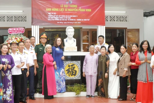 Đặt tượng anh hùng liệt sĩ Nguyễn Phan Vinh tại nhà tưởng niệm ở phường Điện Bàn Đông