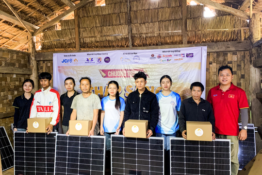 Vượt mưa gió mang điện mặt trời lên vùng cao