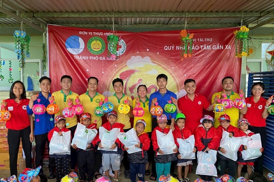 Cho em thêm một mùa trăng ấm