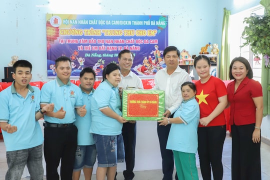 Bí thư Thành ủy Lương Nguyễn Minh Triết thăm, tặng quà Tết Trung thu cho trẻ em nhiễm chất độc da cam và trẻ em bất hạnh