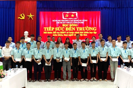 Trường Cao đẳng Đà Nẵng trao học bổng cho sinh viên khó khăn