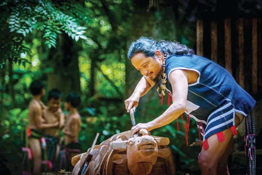 Họa tiết điêu khắc nhà mồ Cơ Tu và những câu chuyện dân gian