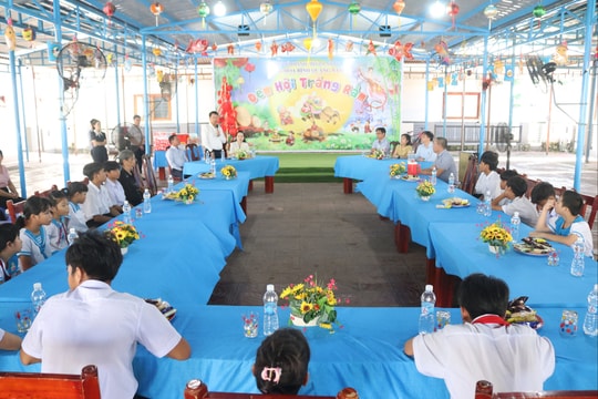 Phó Bí thư Thành ủy Ngô Xuân Thắng thăm, tặng quà Trung thu cho trẻ em mồ côi, bệnh tật