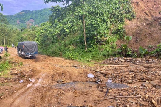 Khổ vì đường xuống cấp