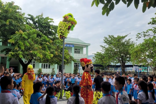 Chung tay vui ánh trăng rằm