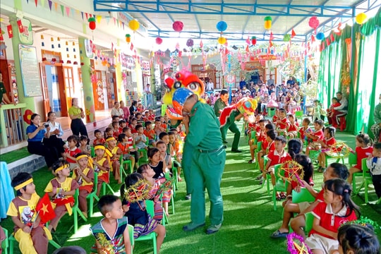 Chiến sĩ biên phòng múa lân, tặng quà vui Tết Trung thu cho trẻ em biên giới Đắc Pring