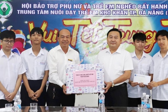 Lãnh đạo thành phố thăm, tặng quà Trung thu cho trẻ em khó khăn