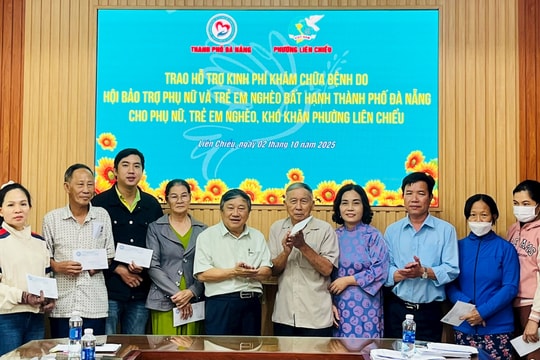 Phụ nữ phường Liên Chiểu trao kinh phí hỗ trợ chữa bệnh cho 22 trường hợp khó khăn