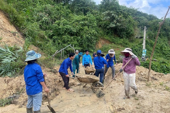 Tuổi trẻ xã La Êê xung kích khắc phục hậu quả sau bão số 10