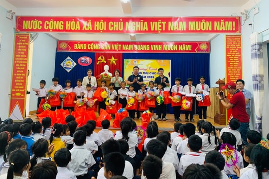 Hội Từ thiện và Bảo vệ quyền trẻ em thành phố Đà Nẵng trao quà cho trẻ em xã Đông Giang