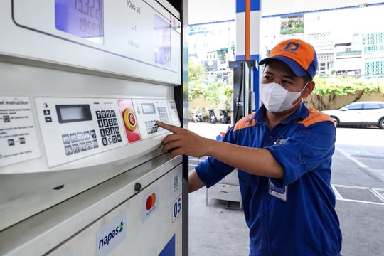 Giá xăng dầu hôm nay 2/10: Giá dầu lao dốc chạm đáy 17 tuần