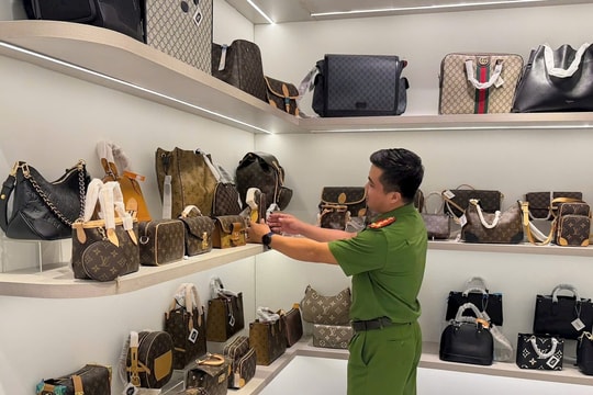 Phát hiện hơn 1.000 sản phẩm nghi hàng giả, hàng nhái tại khu vực chợ Hàn