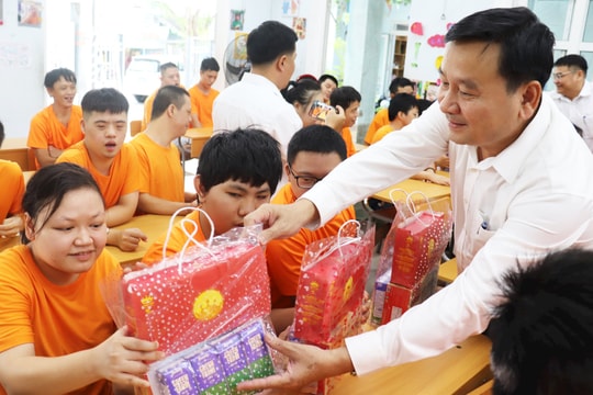 Lãnh đạo thành phố Đà Nẵng tặng quà cho trẻ em Làng SOS và Trung tâm Bảo trợ nạn nhân chất độc da cam và trẻ em bất hạnh