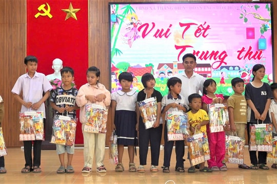 Xã Thăng Điền trao 137 suất quà Trung thu cho trẻ em khó khăn