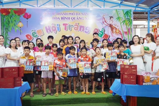 CLB Nữ doanh nhân Đà Nẵng trao quà Trung thu tại Làng Hòa Bình