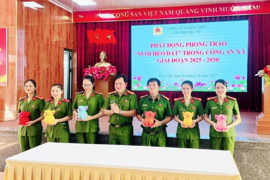 Phụ nữ Công an xã Hòa Tiến phát động phong trào “Nuôi heo đất”