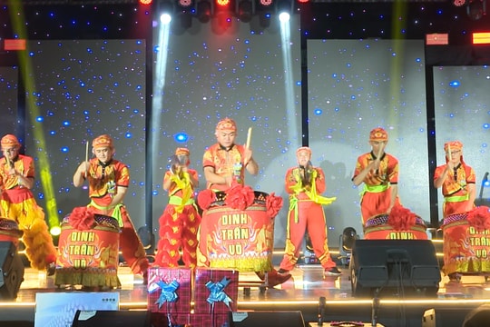 Tôn vinh nghề sân khấu