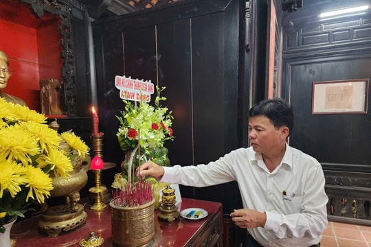 Lãnh đạo Ban Nội chính Thành ủy Đà Nẵng dâng hương cụ Huỳnh Thúc Kháng