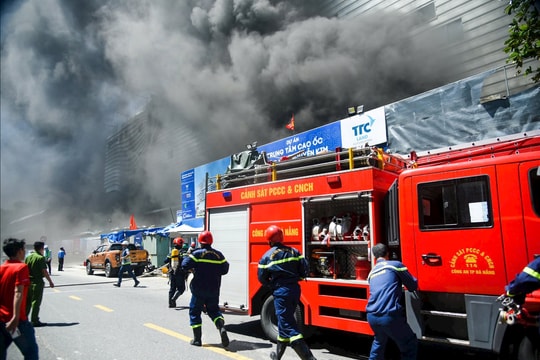 Khống chế đám cháy tại công trường xây dựng trên đường Điện Biên Phủ