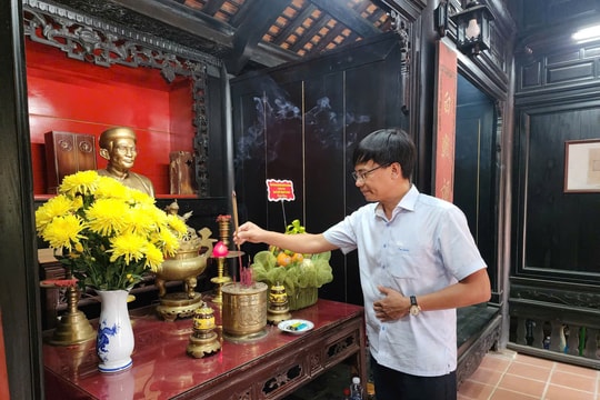 Lãnh đạo Ban Tổ chức Thành ủy Đà Nẵng dâng hương tưởng niệm cụ Huỳnh Thúc Kháng