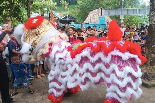 Ấm áp “Hội trăng rằm” cho thiếu nhi đồng bào dân tộc thiểu số xã Thạnh Mỹ