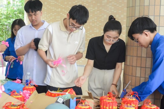 Học sinh Trường Phan Châu Trinh trao quà Trung thu cho trẻ em