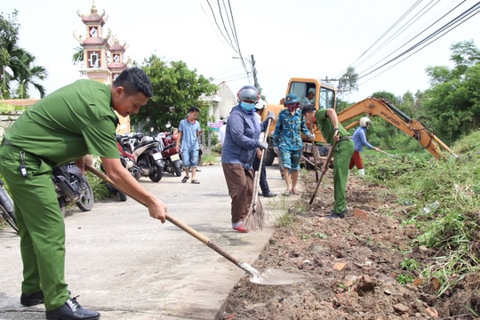 Xã Hòa Tiến ra quân nạo vét, khơi thông cống rãnh