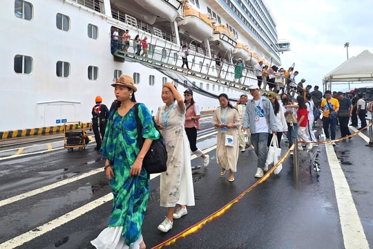 Tàu biển Adora Mediterranea đưa 2.500 khách quốc tế đến Đà Nẵng