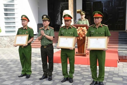 Chủ tịch UBND thành phố Đà Nẵng tặng bằng khen cho 3 cá nhân thuộc Công an thành phố