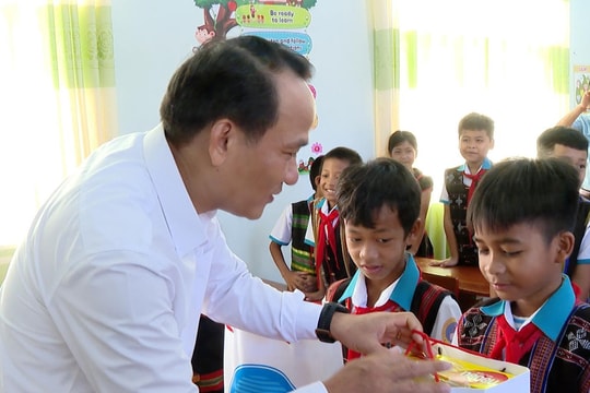 Phó Bí thư Thường trực Thành ủy Nguyễn Đình Vĩnh thăm Trường Tiểu học Ating (xã Sông Kôn)