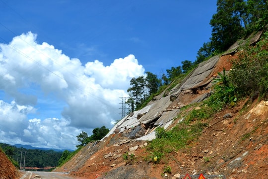 Nguy cơ sạt lở, ách tắc trên nhiều tuyến giao thông