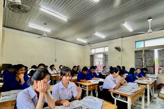 Học sinh đọc báo đầu giờ