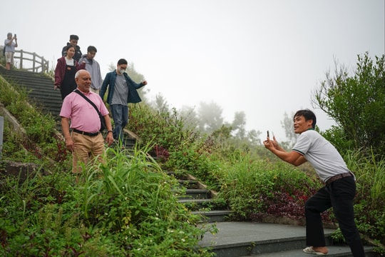 Bán đảo Sơn Trà đón hàng nghìn lượt khách sau khi mở lại 3 tuyến tham quan