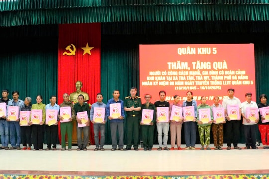 Lãnh đạo Quân khu 5 tặng quà cho người có công cách mạng tại xã Trà Tân