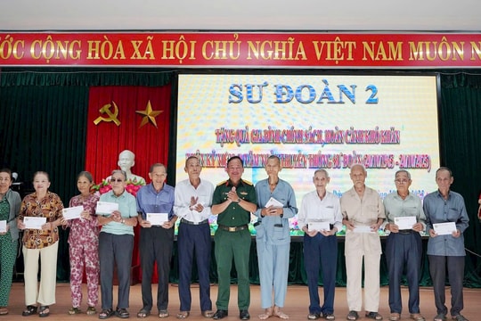 Sư đoàn 2 (Quân khu 5) tặng quà cho người có công xã Hiệp Đức