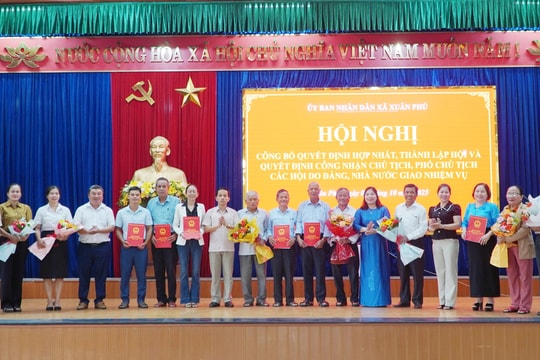 Xã Xuân Phú công bố quyết định hợp nhất các hội quần chúng