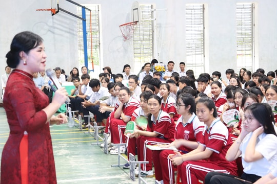 Đại học Đông Á chăm sóc sức khỏe tinh thần cho 1.000 học sinh THPT