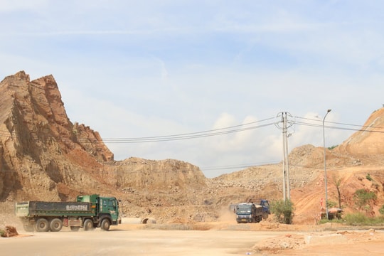 Khẩn trương thực hiện cơ chế đặc thù, không để thiếu vật liệu xây dựng thông thường